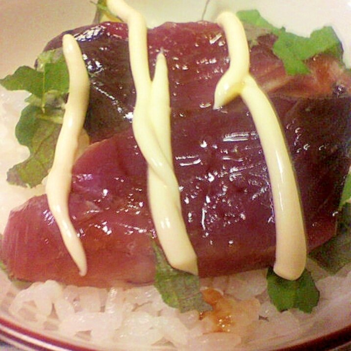 カツオのにんにくマヨ丼